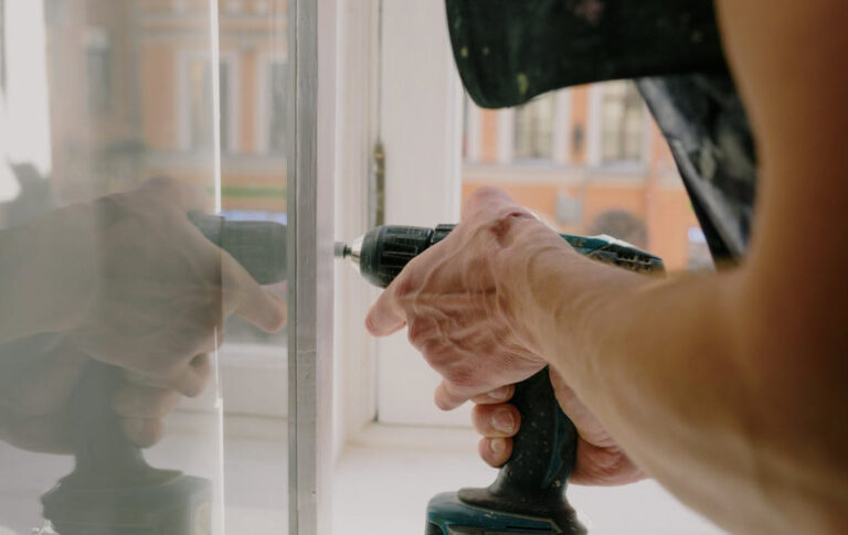 Wkręty Ościeżnicowe: Niezastąpione w Montażu Drzwi i Okien